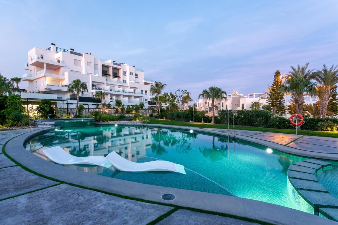 Nice 2 Bedroom Bali Apartment With Sea Views Торевьиа Экстерьер фото